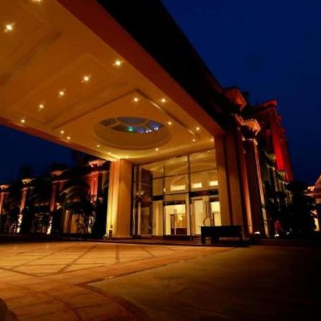 Golden Galaxy Hotels And Resorts Делхи Екстериор снимка